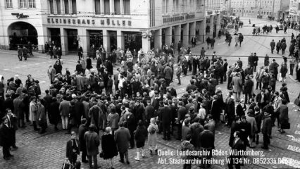 Schwarz weiß Foto von Menschen am Bertoldsbrunnen