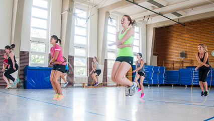 Sporthalle mit Menschen die Seilspringen