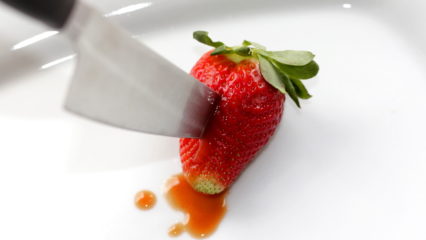 Messer steckt in Erdbeere