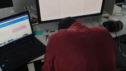 Verzweifelte Person vor Laptop