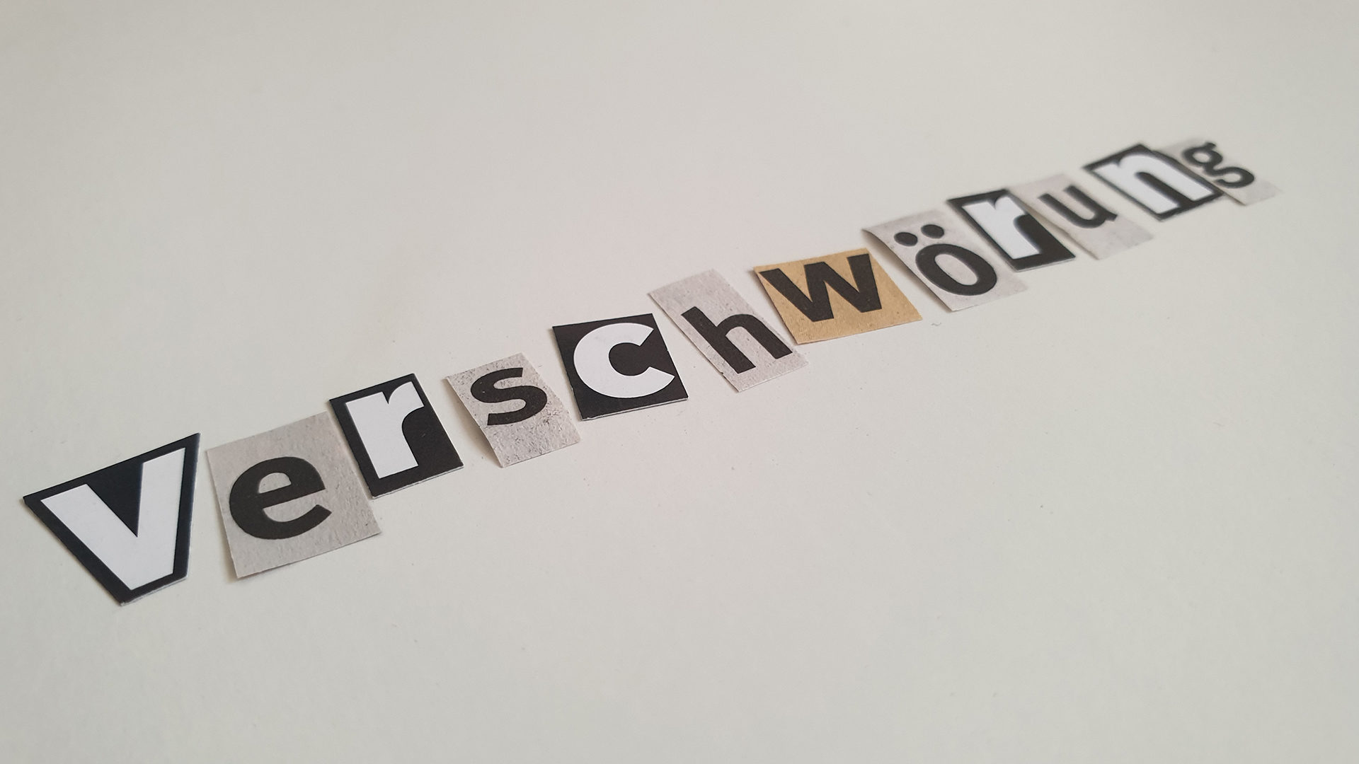 Im Netz der Verschwörungen Beitragsbild Im Netz der Verschwörungen