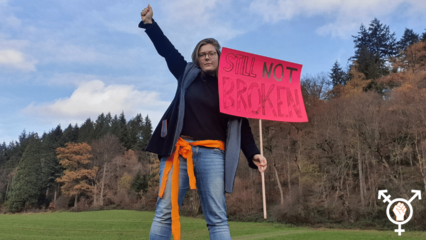 Jorinde mit Plakat und Faust nach oben