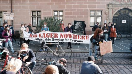 Demonstrant*innen vor dem Regierungspräsidium