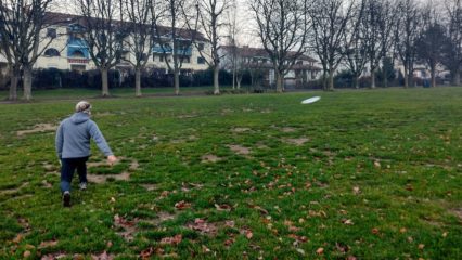 Eine Frisbee wird geworfen