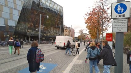 Vor der UB: Boulevard der Fahrradterroristen