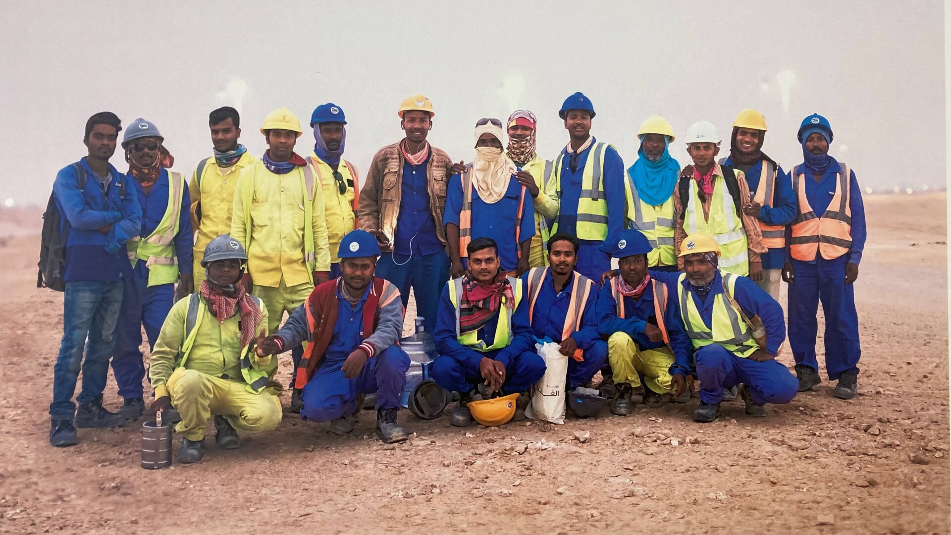  Beitragsbild “Forgotten Team” – Arbeiter*innen in Katar