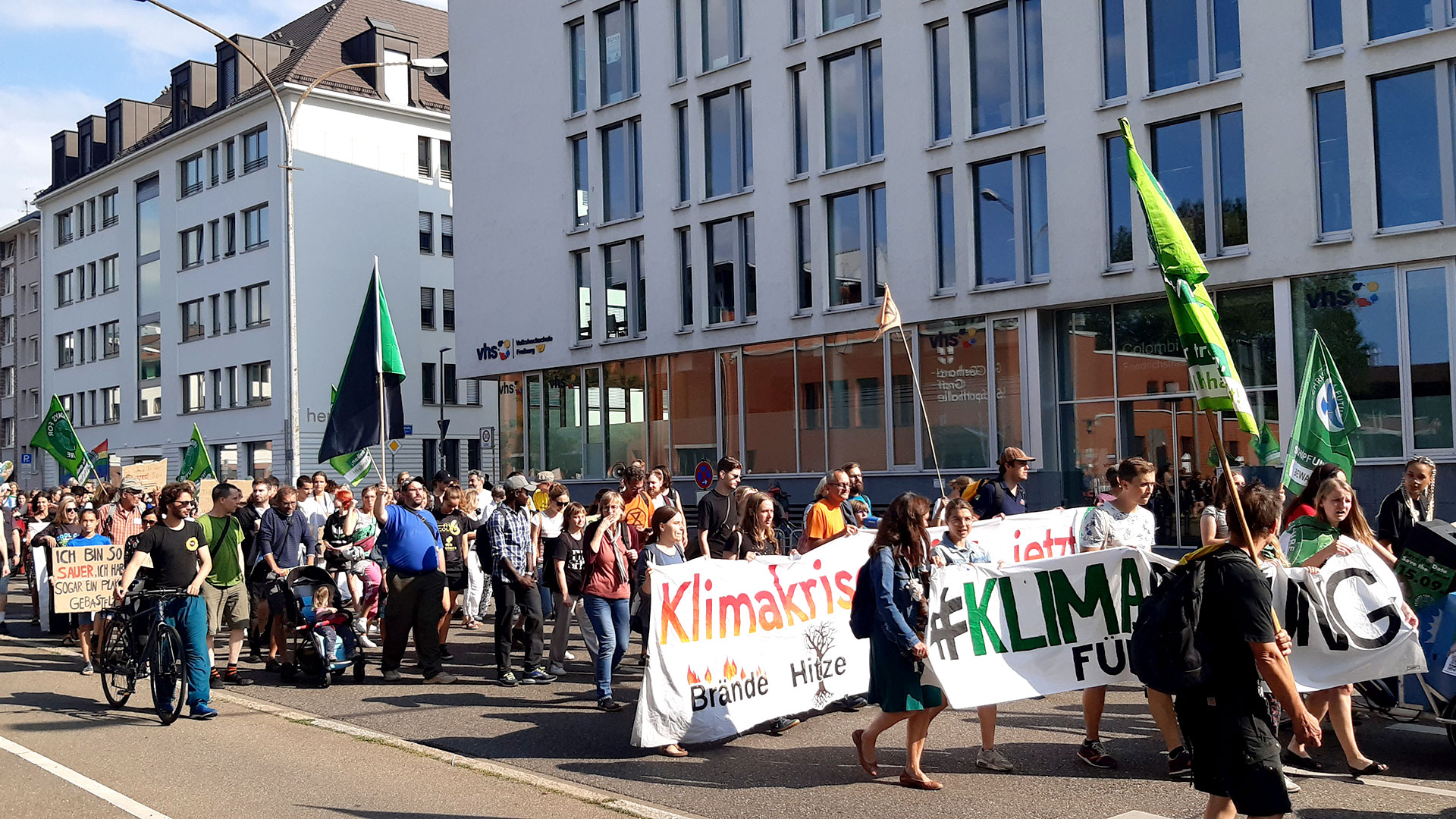 Der Demonstrationszug von Fridays for Future bahnt sich den Weg entlang der Breisacher Straße.