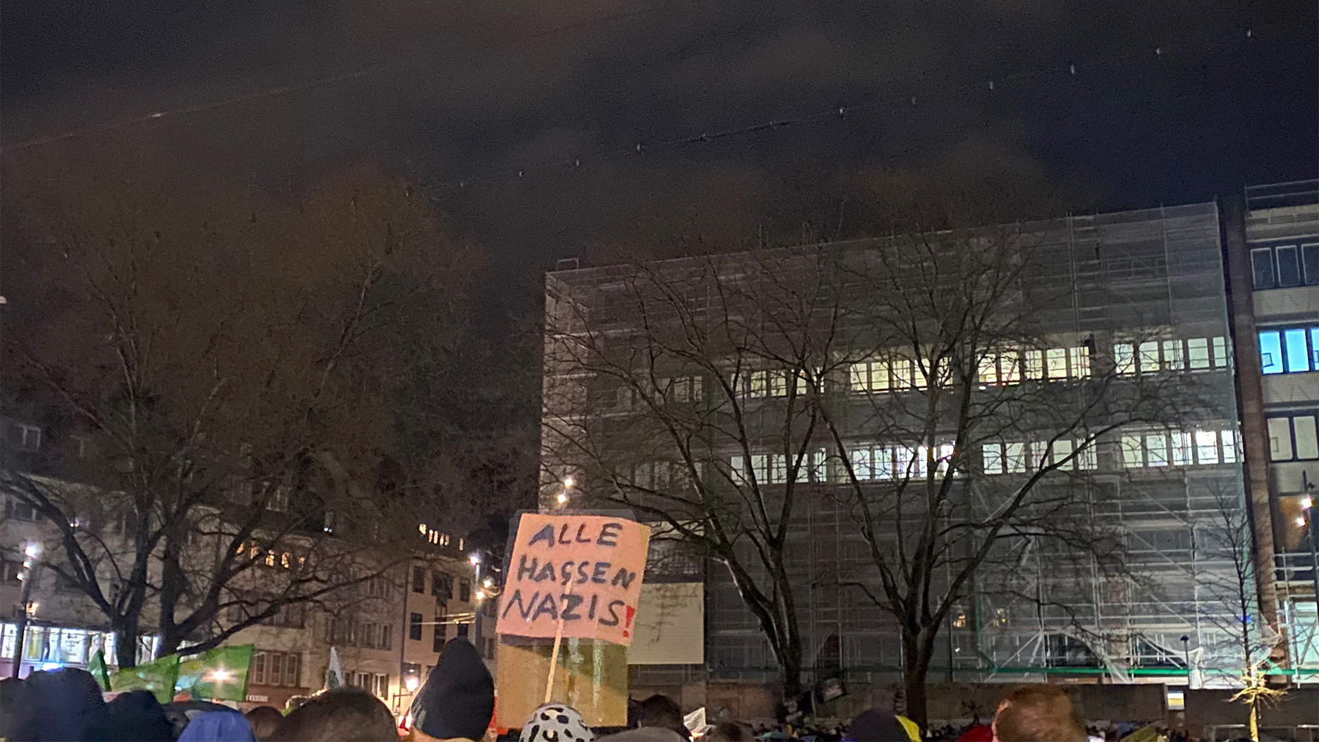 Der Demonstrationszug von Fridays for Future bahnt sich den Weg entlang der Breisacher Straße.