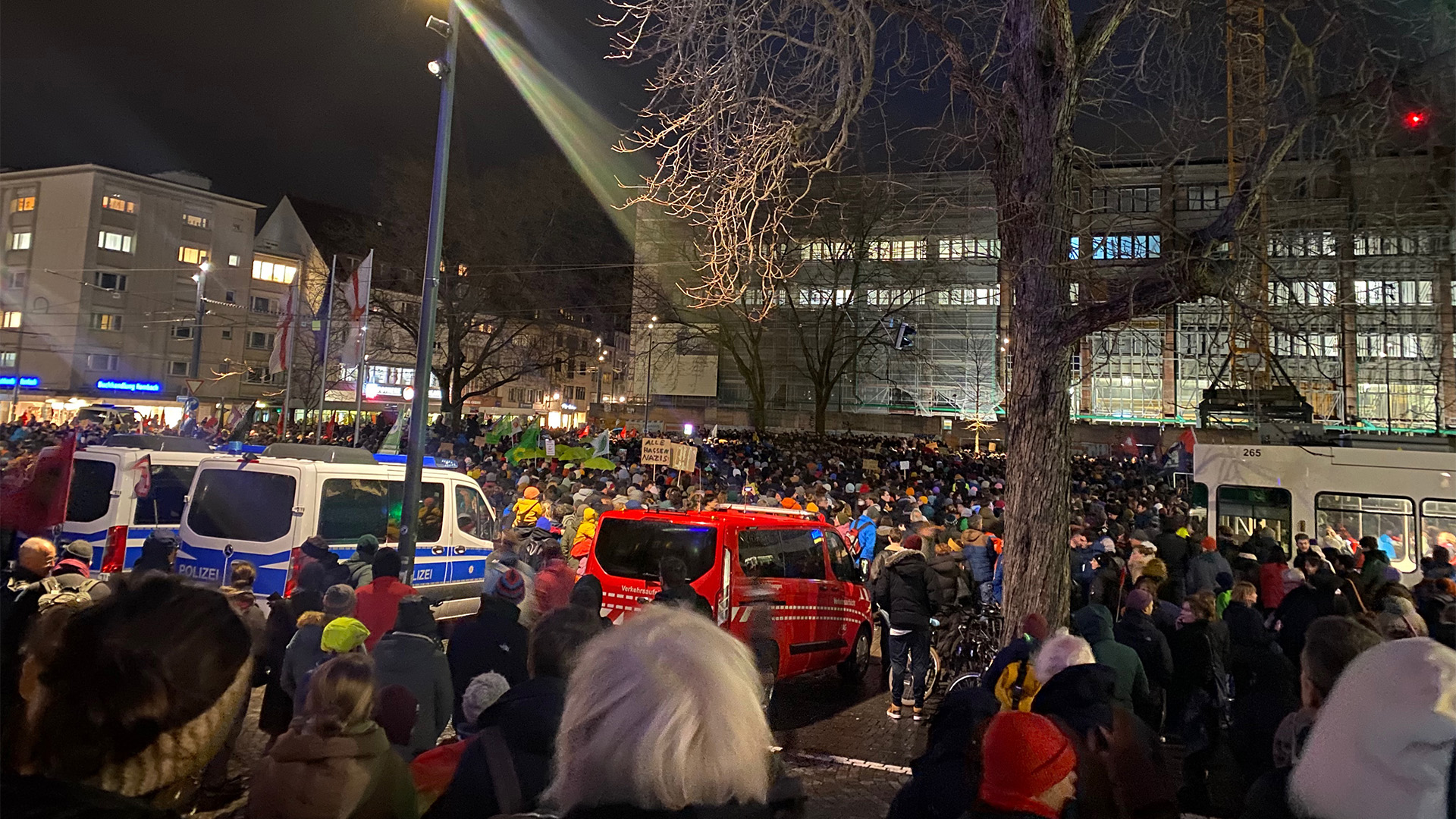 Die Demonstrierenden der Klimademo von Fridays for Future sammeln sich am Platz der Alten Synagoge.