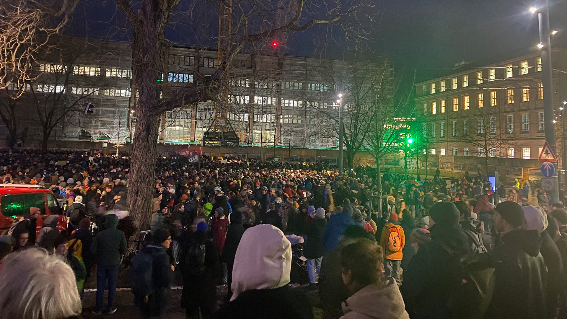 Unter grauen Wolken lauschen Passant*innen und Demonstrierende den ersten Reden der Organisator*innen von Fridays for Future.