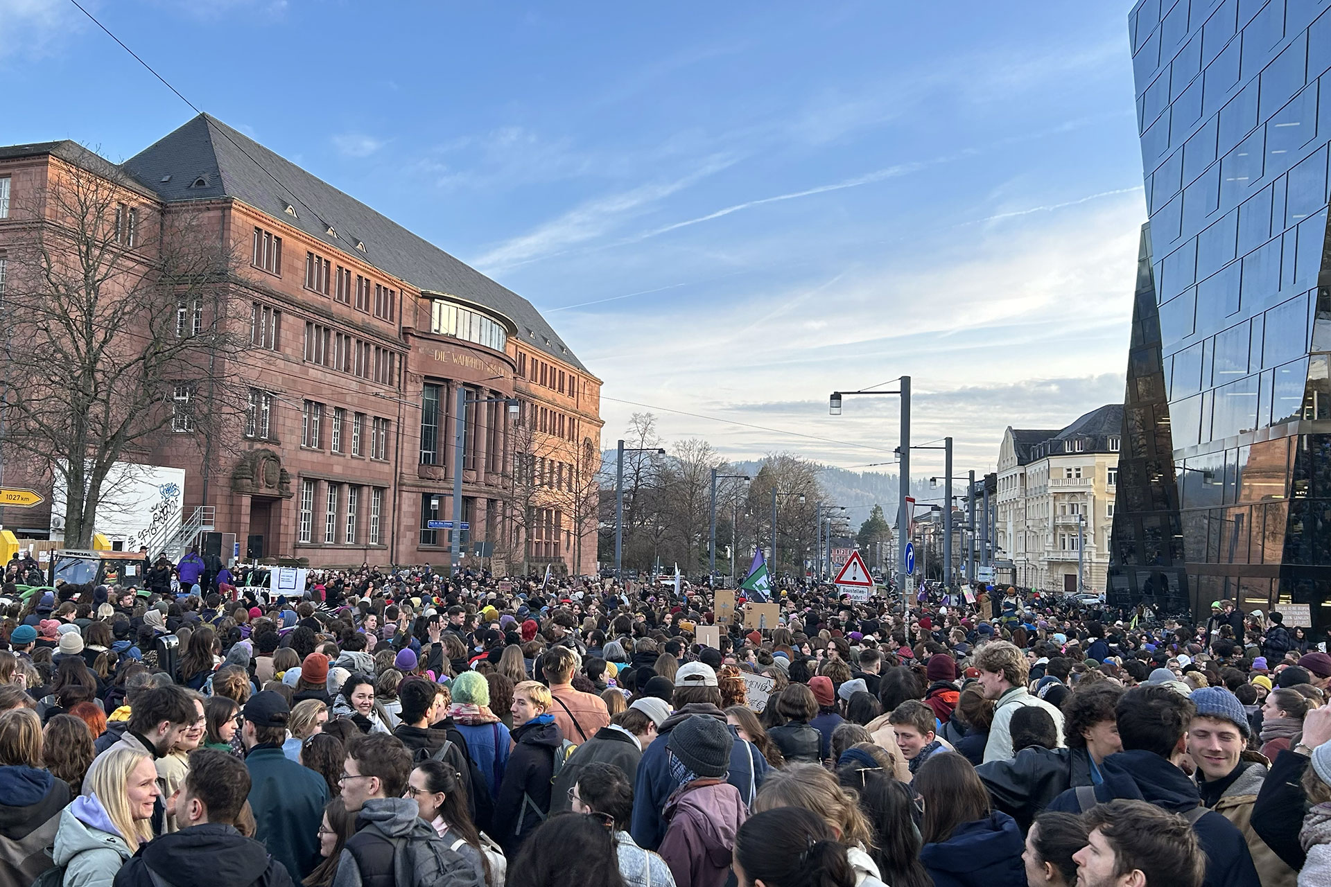 Frauentag für mehr Chancengleichheit vor der Unibibliothek am Platz der Alten Synagoge.