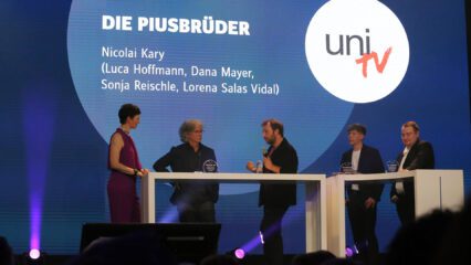 LFK Medienpreis für uniTV - Andreas Nagel und Nicolai Kary nehmen den Preis entgegen