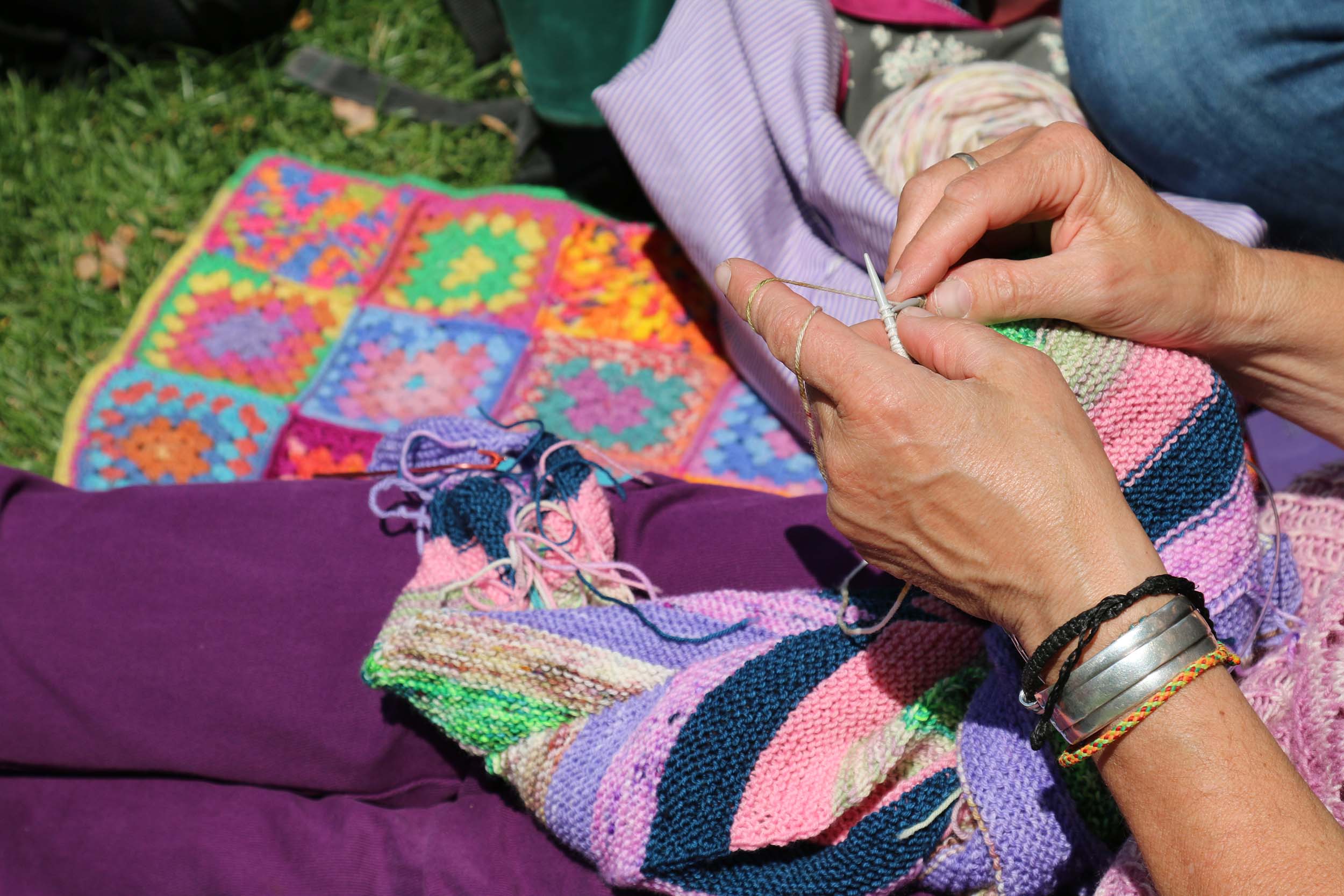Ellen orientiert sich an einem bunten Strickmuster von Strickdesigner Stephen West aus Amsterdam.