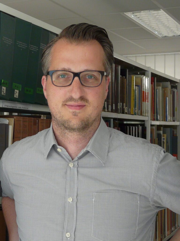 Prof. Dr. Christofer Jost forscht zu populärer Musik, sowie zu Phänomenen im Schnittfeld von Musik und Medien.