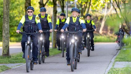 Fotografie von den 6 Fahrradpolizist*innen auf dem Rad.