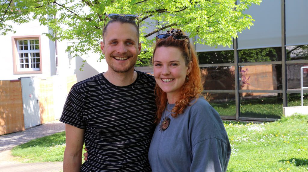 Felix (li) und Julia studieren Soziale Arbeit im 8. Semester.