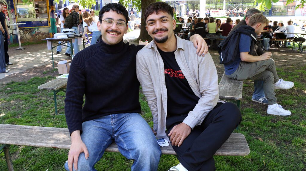Ali (li) studiert Wirtschaftsingenieurwesen im 10. Semester und Ahmed studiert Embedded Systems Engineering im 10. Semester.