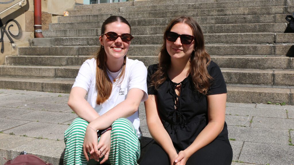 Lilly (li) studiert Biologie und Englisch auf Lehramt im 1. Mastersemester und Annika studiert Englisch und BWL im 8. Semester.