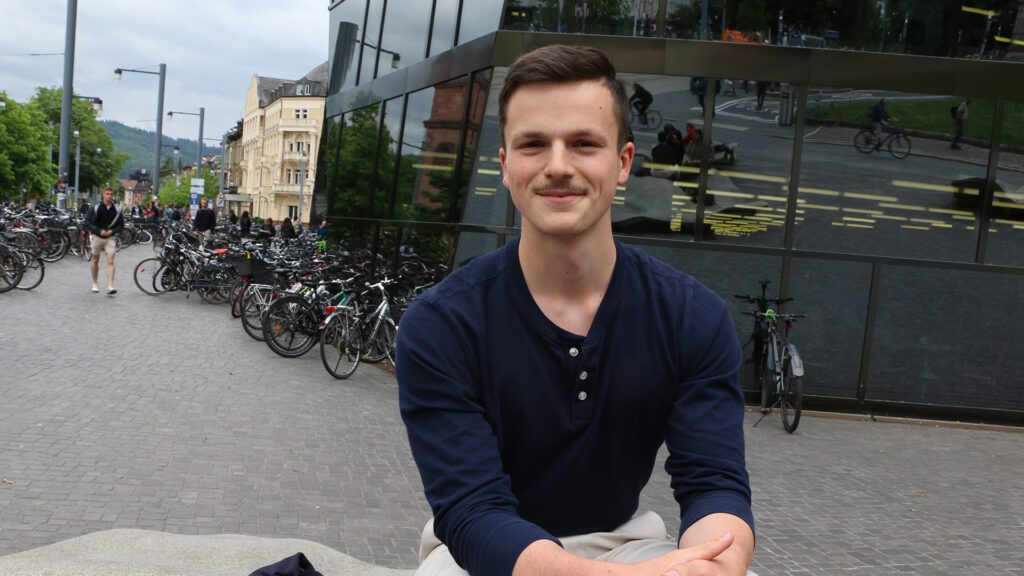 Denis studiert Katholische Theologie im 1. Semester