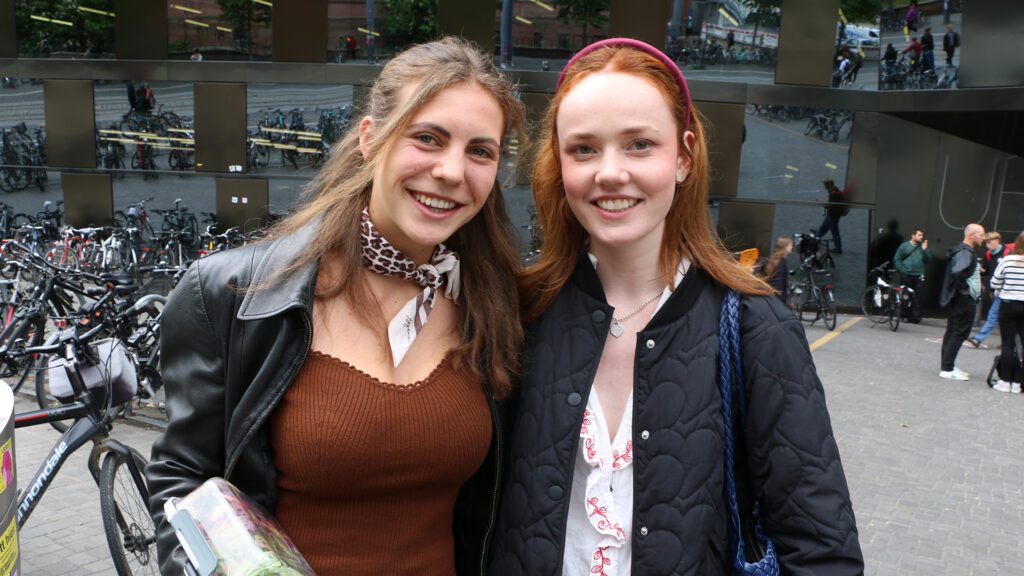 Anna (li) und Annabel studieren Humanmedizin im 6. Semester