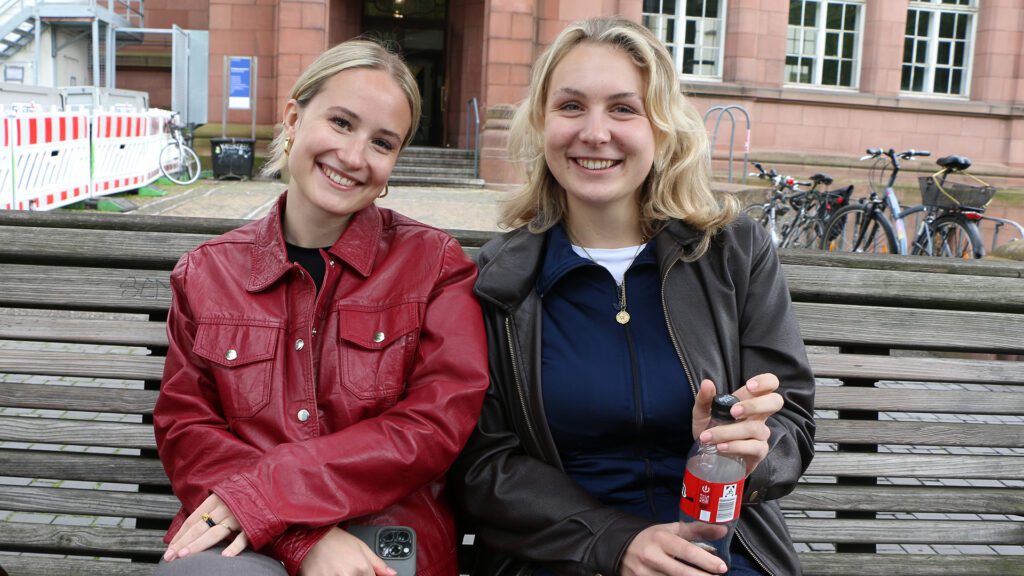 Margaret (li) und Jana studieren BWL im 6. Semester