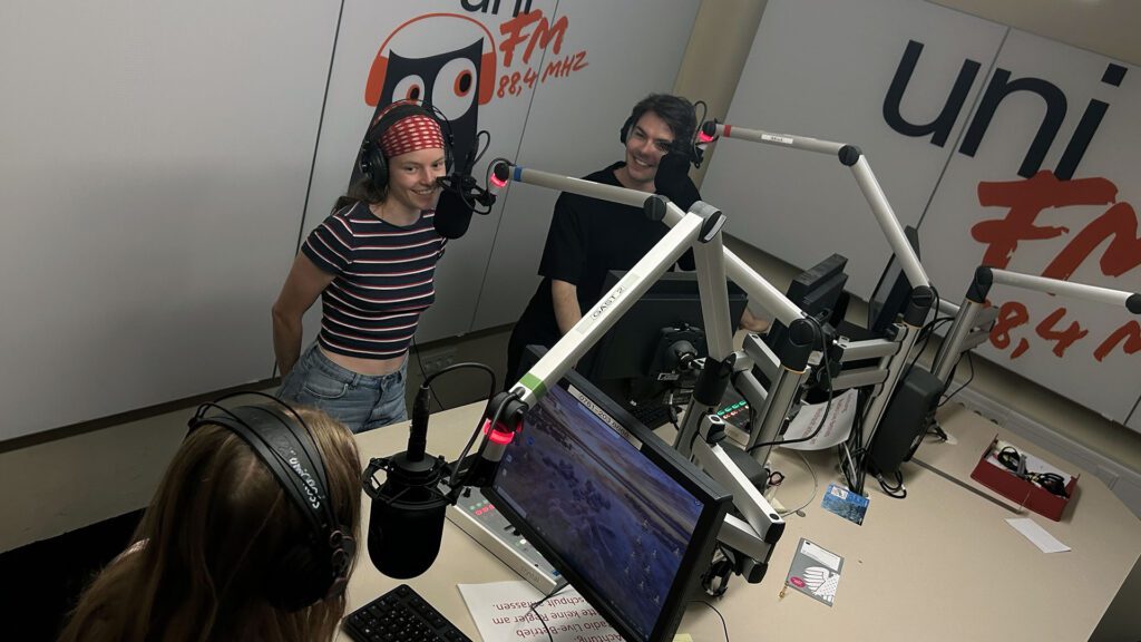 Das Sendestudio von uniFM 88,4 ist im 3. Stock der UB. Studierende lernen hier Radiojournalismus.