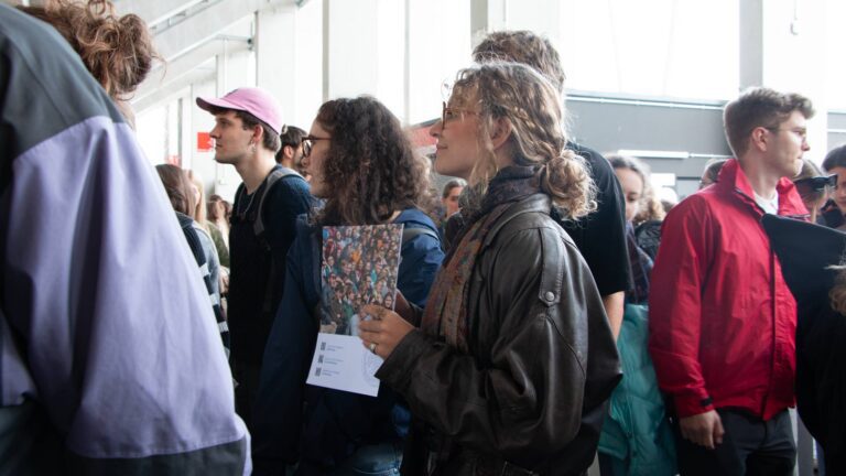 Eine neue Studentin an der Uni Freiburg auf dem Markt der Möglichkeiten des Erstsemestertags 2025