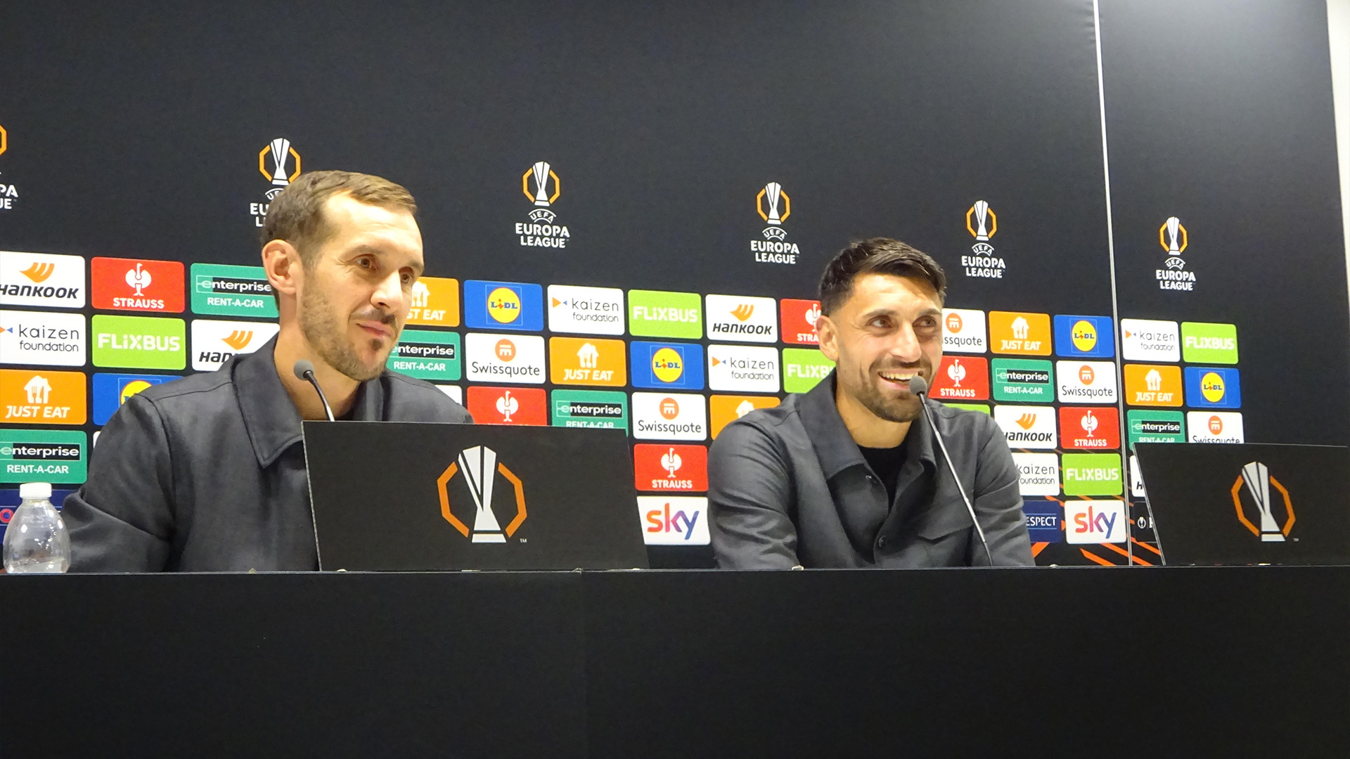 Julian Schuster und Vincenzo Grifo bei der Pressekonferenz in Bologna