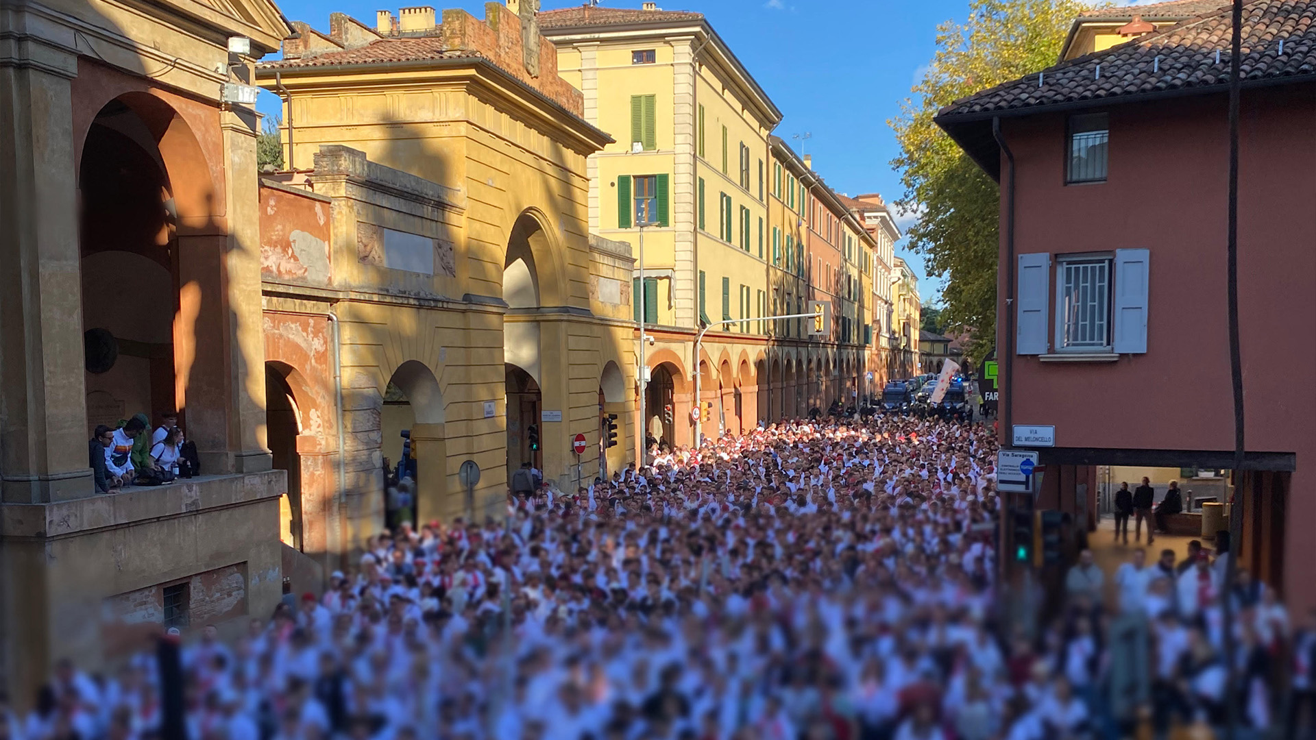 Über 2.000 SC-Fans beim Fanmarsch durch die Straßen von Bologna