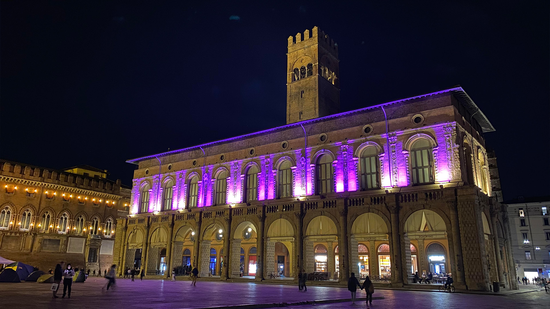Die Innenstadt von Bologna bei Nacht